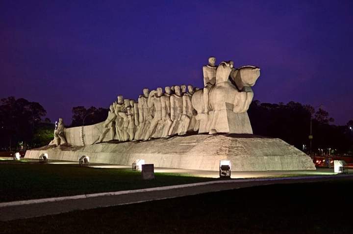 Foto real de Monumento às Bandeiras